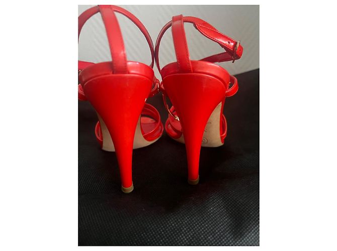 Sandali con tacco Chanel in vernice corallo - vista 5