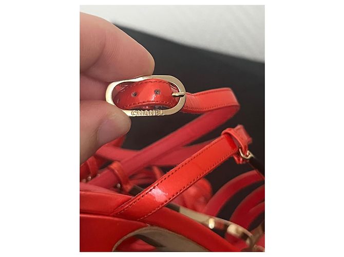 Sandali con tacco Chanel in vernice corallo - vista 6