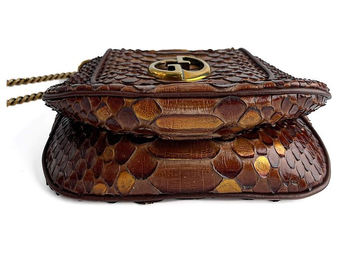 Gucci Blondie Mini Bolsa de Couro Exótico com Aba Bege x Marrom - vista 11