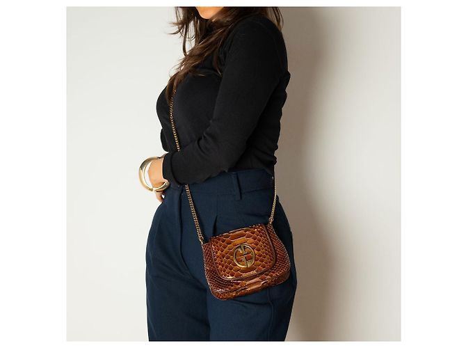 Gucci Blondie Mini Bolsa de Couro Exótico com Aba Bege x Marrom - vista 2