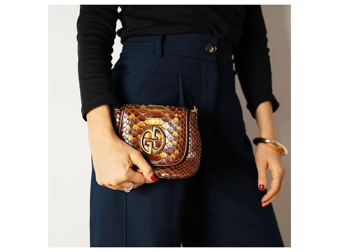Gucci Blondie Mini Bolsa de Couro Exótico com Aba Bege x Marrom - vista 3
