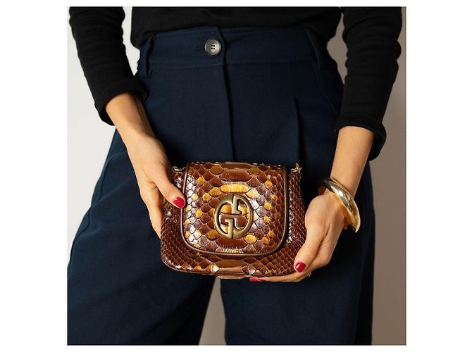 Gucci Blondie Mini Bolsa de Couro Exótico com Aba Bege x Marrom - vista 4