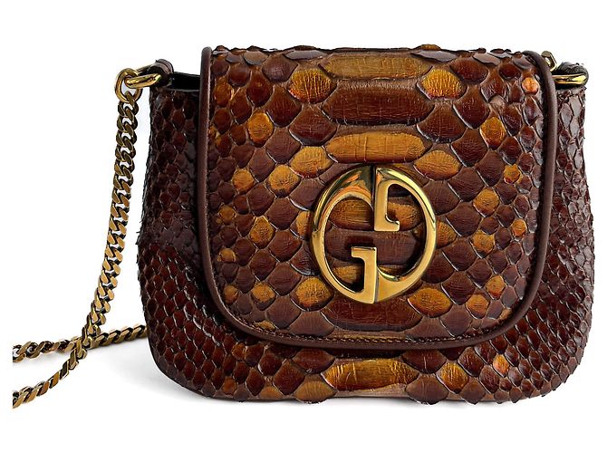 Gucci Blondie Mini Bolsa de Couro Exótico com Aba Bege x Marrom - vista 6