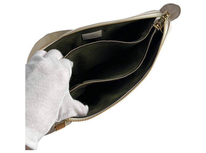 Louis Vuitton Coussin PM Pelle Empreinte Messenger Crossbody Off-White Bianco sporco - vista 16