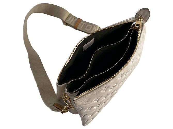 Louis Vuitton Coussin PM Pelle Empreinte Messenger Crossbody Off-White Bianco sporco - vista 17