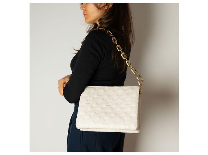 Louis Vuitton Coussin PM Pelle Empreinte Messenger Crossbody Off-White Bianco sporco - vista 2