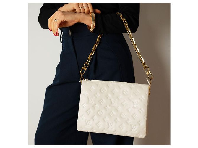 Louis Vuitton Coussin PM Pelle Empreinte Messenger Crossbody Off-White Bianco sporco - vista 3