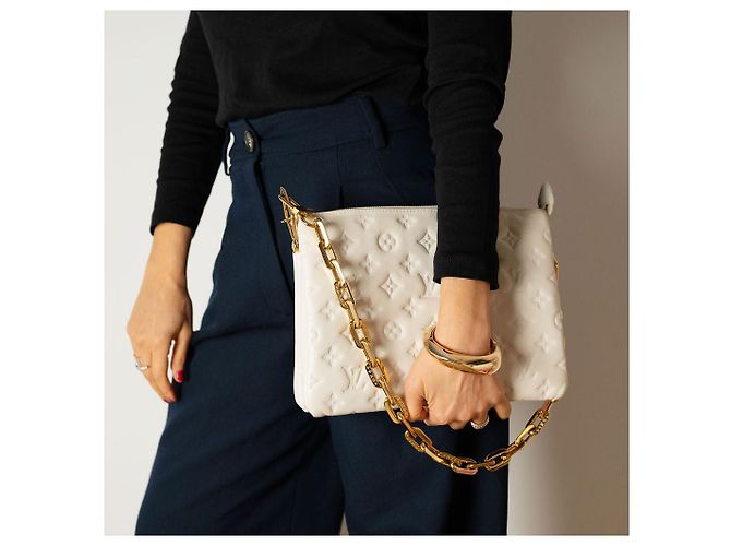 Louis Vuitton Coussin PM Pelle Empreinte Messenger Crossbody Off-White Bianco sporco - vista 4