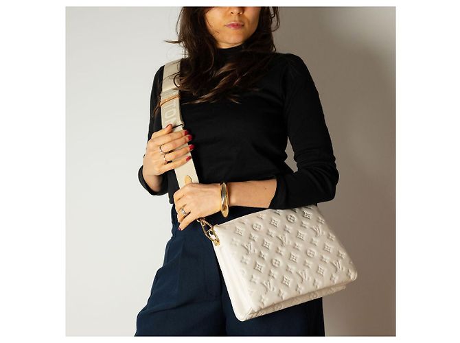 Louis Vuitton Coussin PM Pelle Empreinte Messenger Crossbody Off-White Bianco sporco - vista 5