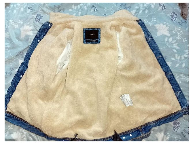 Zara Giacca di jeans trucker standard tipo 3 in denim blu foderata in sherpa - vista 2