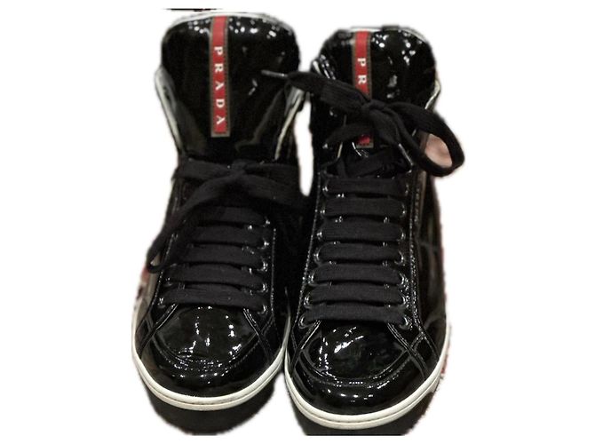 Schwarze High-Top-Sneaker aus Lackleder von Prada - Ansicht 2