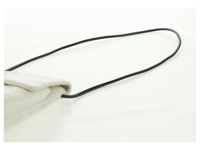 Sac à épaule CHANEL Matelassé Cambon en cuir blanc et noir CC Auth BA9742V - vue 14