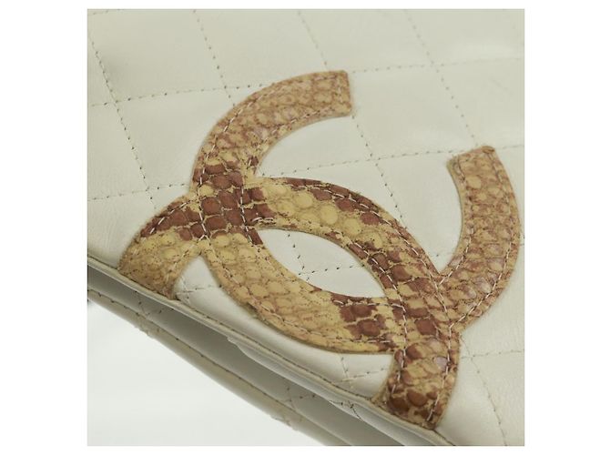 Sac à épaule CHANEL Matelassé Cambon en cuir blanc et noir CC Auth BA9742V - vue 18