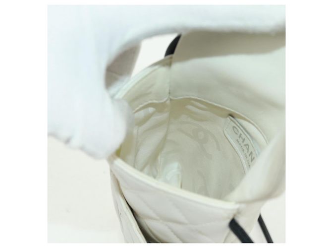 Sac à épaule CHANEL Matelassé Cambon en cuir blanc et noir CC Auth BA9742V - vue 23