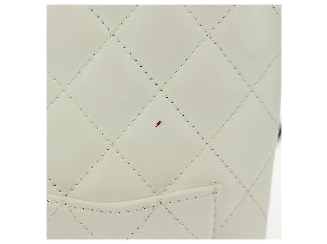 Sac à épaule CHANEL Matelassé Cambon en cuir blanc et noir CC Auth BA9742V - vue 3