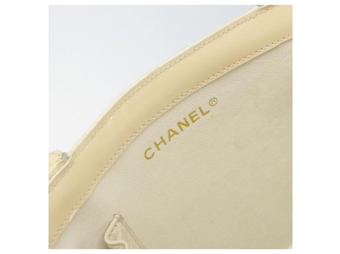Borsa a spalla vintage Chanel con logo impresso in vernice Beige - vista 6