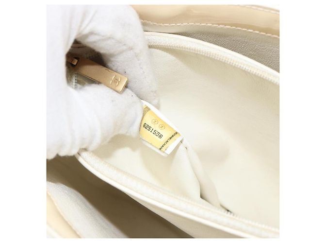 Borsa a spalla vintage Chanel con logo impresso in vernice Beige - vista 7