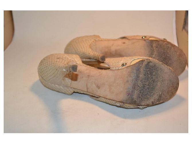 Sapatos de salto Stuart Weitzman em python bege - vista 4