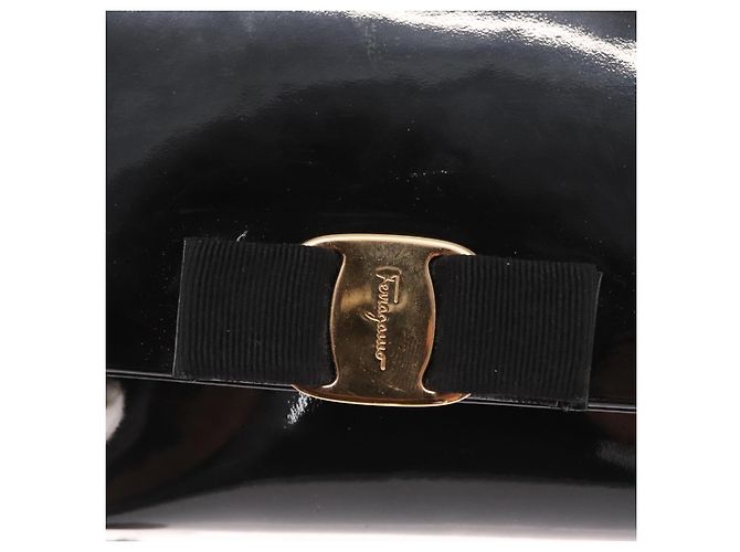 Borsa Vala Chain di Salvatore Ferragamo in pelle verniciata nera e oro Auth hk3377 Nero D'oro - vista 14