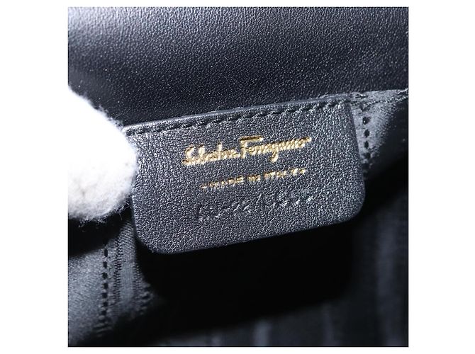 Borsa Vala Chain di Salvatore Ferragamo in pelle verniciata nera e oro Auth hk3377 Nero D'oro - vista 16
