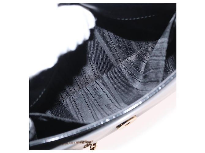 Borsa Vala Chain di Salvatore Ferragamo in pelle verniciata nera e oro Auth hk3377 Nero D'oro - vista 20