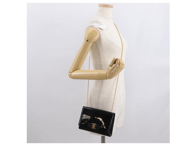 Borsa Vala Chain di Salvatore Ferragamo in pelle verniciata nera e oro Auth hk3377 Nero D'oro - vista 21