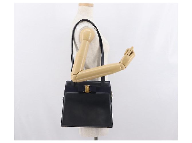 Bolsa de Ombro Vala Ribbon em Couro Azul Marinho e Ouro Auth 170410 da Salvatore Ferragamo Dourado - vista 22