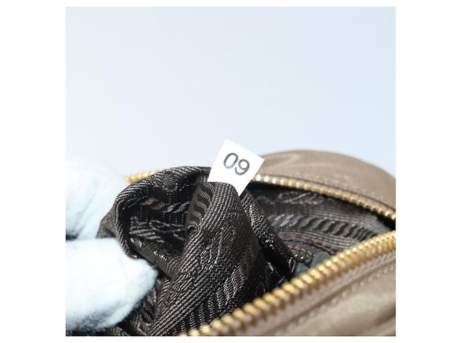 Borsa a Spalla con Catena Prada in Nylon Marrone Oro Auth bs33167 D'oro - vista 23