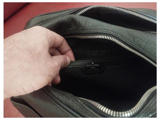 Borsa a Spalla Louis Vuitton Reporter Taiga in Pelle Nera Nero - vista 10