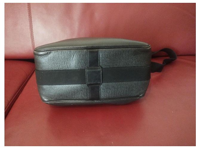Borsa a Spalla Louis Vuitton Reporter Taiga in Pelle Nera Nero - vista 11