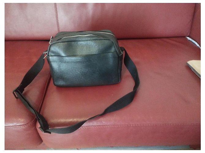 Borsa a Spalla Louis Vuitton Reporter Taiga in Pelle Nera Nero - vista 2