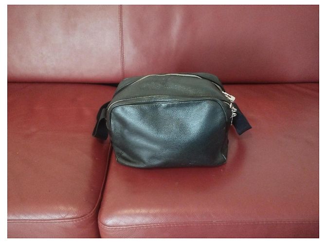 Borsa a Spalla Louis Vuitton Reporter Taiga in Pelle Nera Nero - vista 4