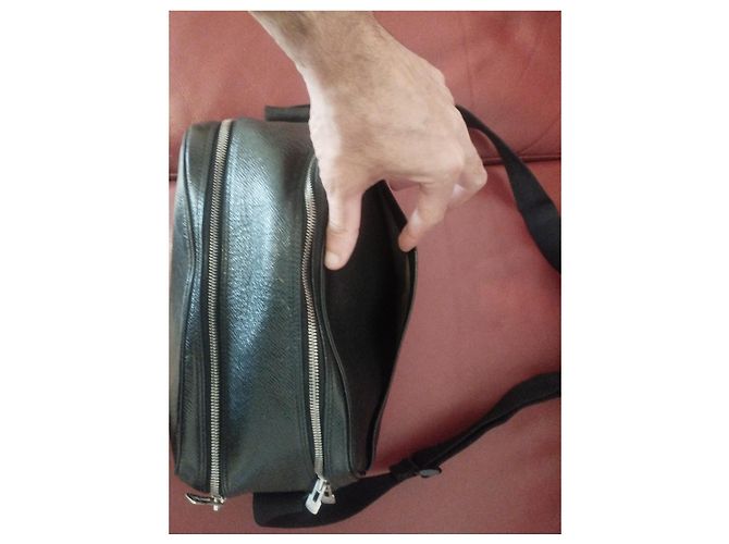 Borsa a Spalla Louis Vuitton Reporter Taiga in Pelle Nera Nero - vista 5