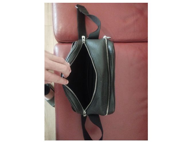 Borsa a Spalla Louis Vuitton Reporter Taiga in Pelle Nera Nero - vista 6