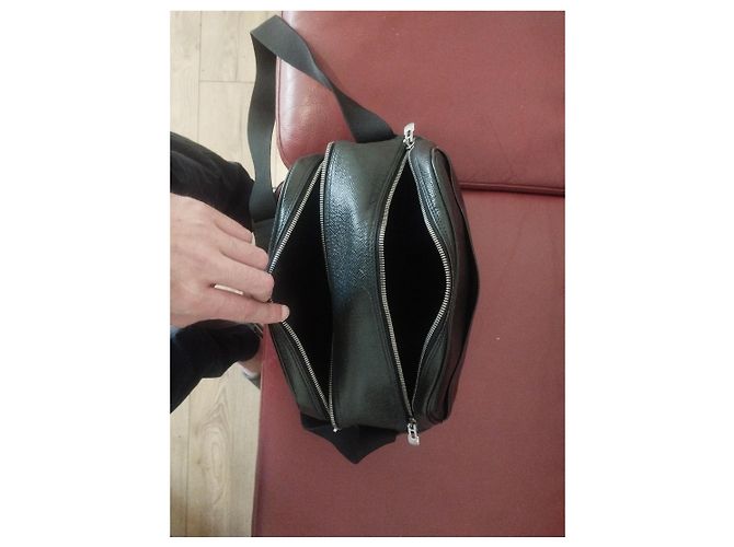 Borsa a Spalla Louis Vuitton Reporter Taiga in Pelle Nera Nero - vista 9