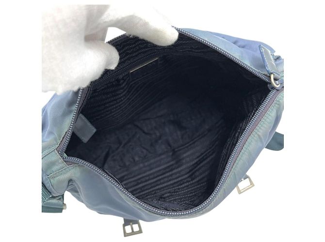 Borsa a tracolla incrociata in nylon blu navy con logo Prada - vista 6