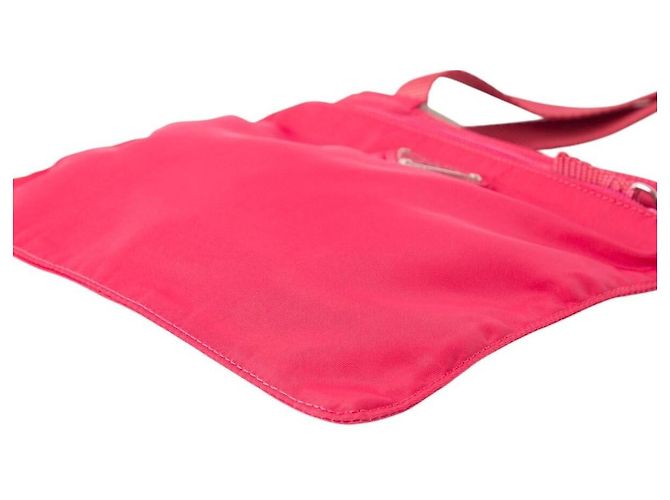 Borsa a tracolla piccola in nylon tessuto logo Prada rosso rosa - vista 4
