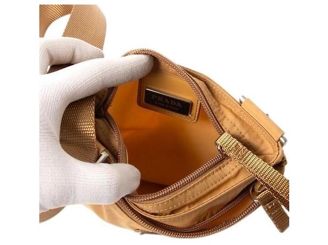 Borsa a tracolla piccola in nylon tessuto logo Prada in oro giallo D'oro - vista 8