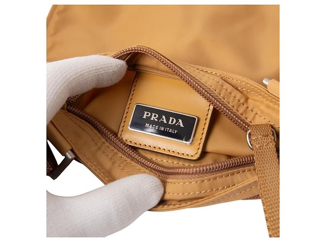 Borsa a tracolla piccola in nylon tessuto logo Prada in oro giallo D'oro - vista 9