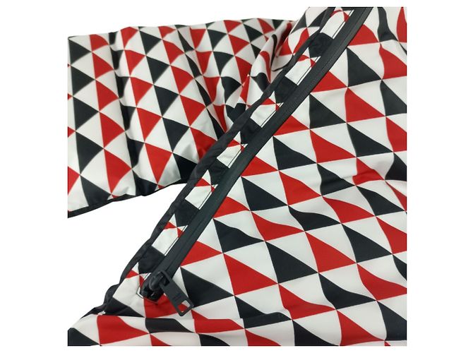 Cachecol/Pashmina Re-Nylon acolchoado Prada Preto Branco Vermelho - vista 3