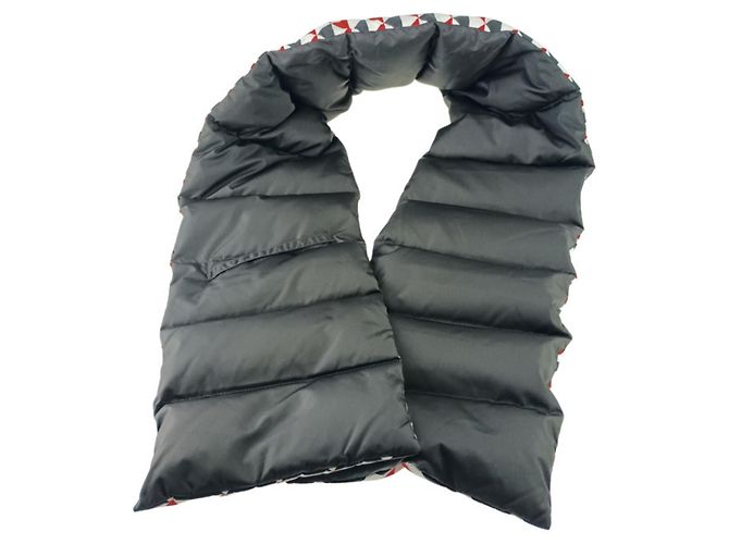 Cachecol/Pashmina Re-Nylon acolchoado Prada Preto Branco Vermelho - vista 5