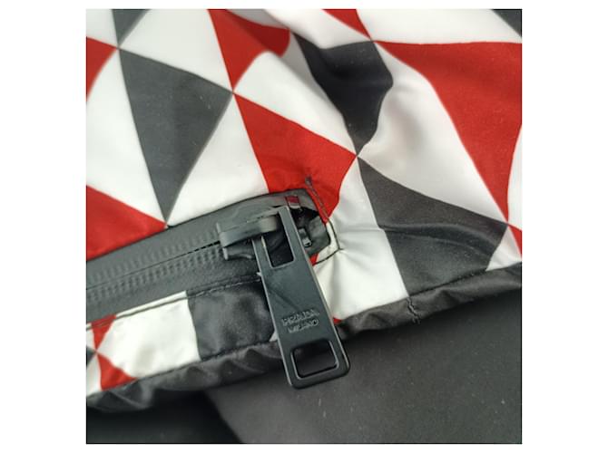 Cachecol/Pashmina Re-Nylon acolchoado Prada Preto Branco Vermelho - vista 6