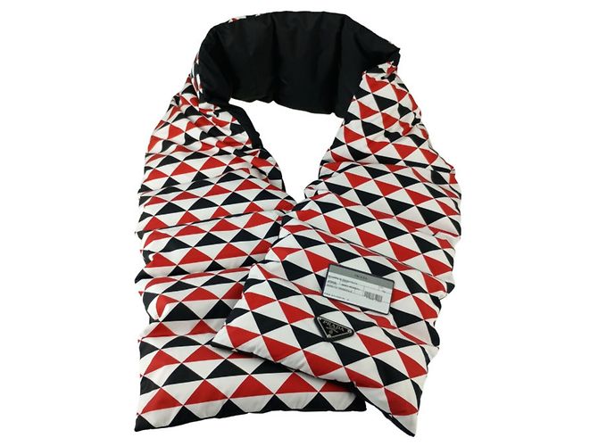 Cachecol/Pashmina Re-Nylon acolchoado Prada Preto Branco Vermelho - vista 9
