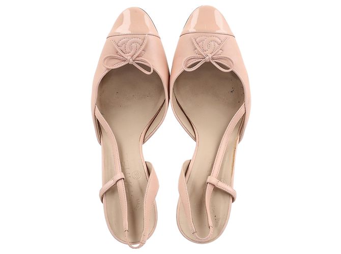 Timeless Décolleté slingback in pelle rosa ricamate con il logo CC di Chanel - vista 3
