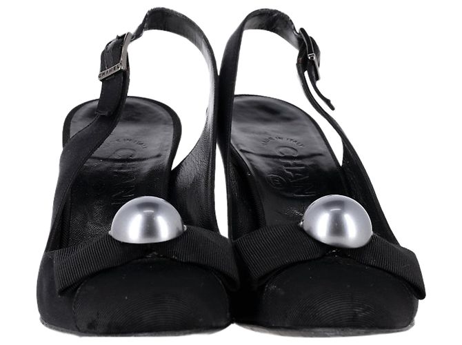 Timeless Décolleté Slingback in satin nero con perle e fiocco di Chanel - vista 2