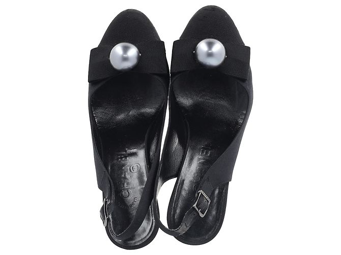 Timeless Décolleté Slingback in satin nero con perle e fiocco di Chanel - vista 3