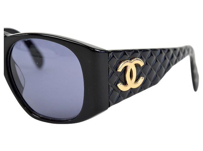 Gafas de sol acolchadas con logo CC en oro Chanel 01450 Negro Dorado - vista 3