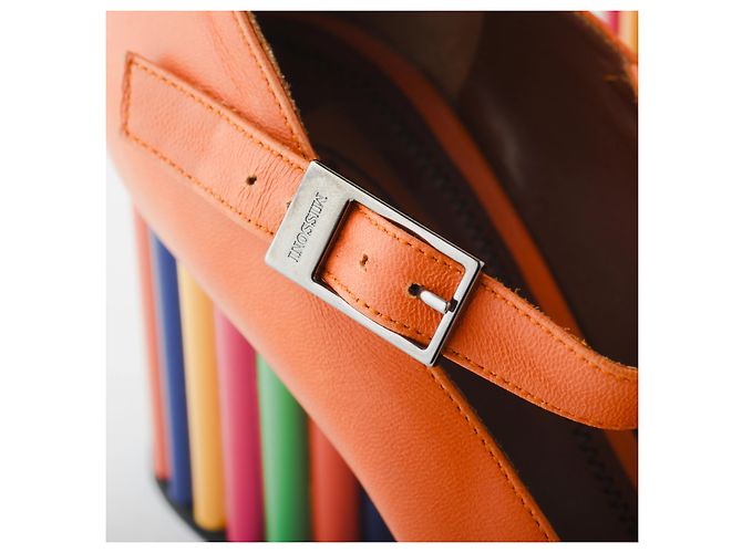 Missoni arancione con un tacco a blocco a righe multicolore distintivo - vista 4