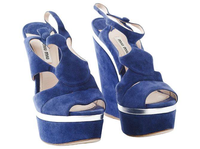 Sandali con zeppa tagliata Miu Miu in suede blu - vista 2