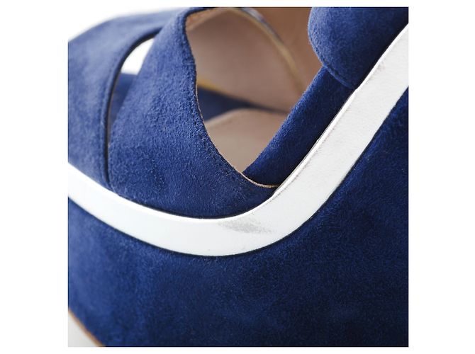 Sandali con zeppa tagliata Miu Miu in suede blu - vista 4